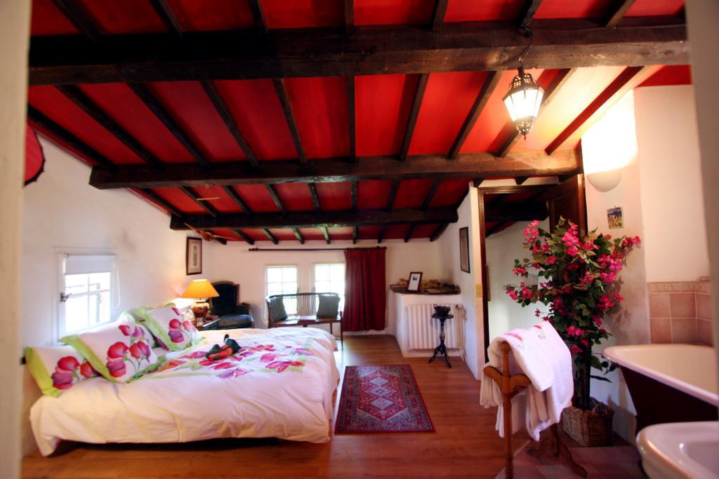 La Ferme Bed & Breakfast Saint-Marc-Jaumegarde Oda fotoğraf